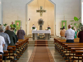 Heilige Messe mit Pfarrer Martin Fischer und Diakon Alexander von Rüden (Foto: Karl-Franz Thiede)